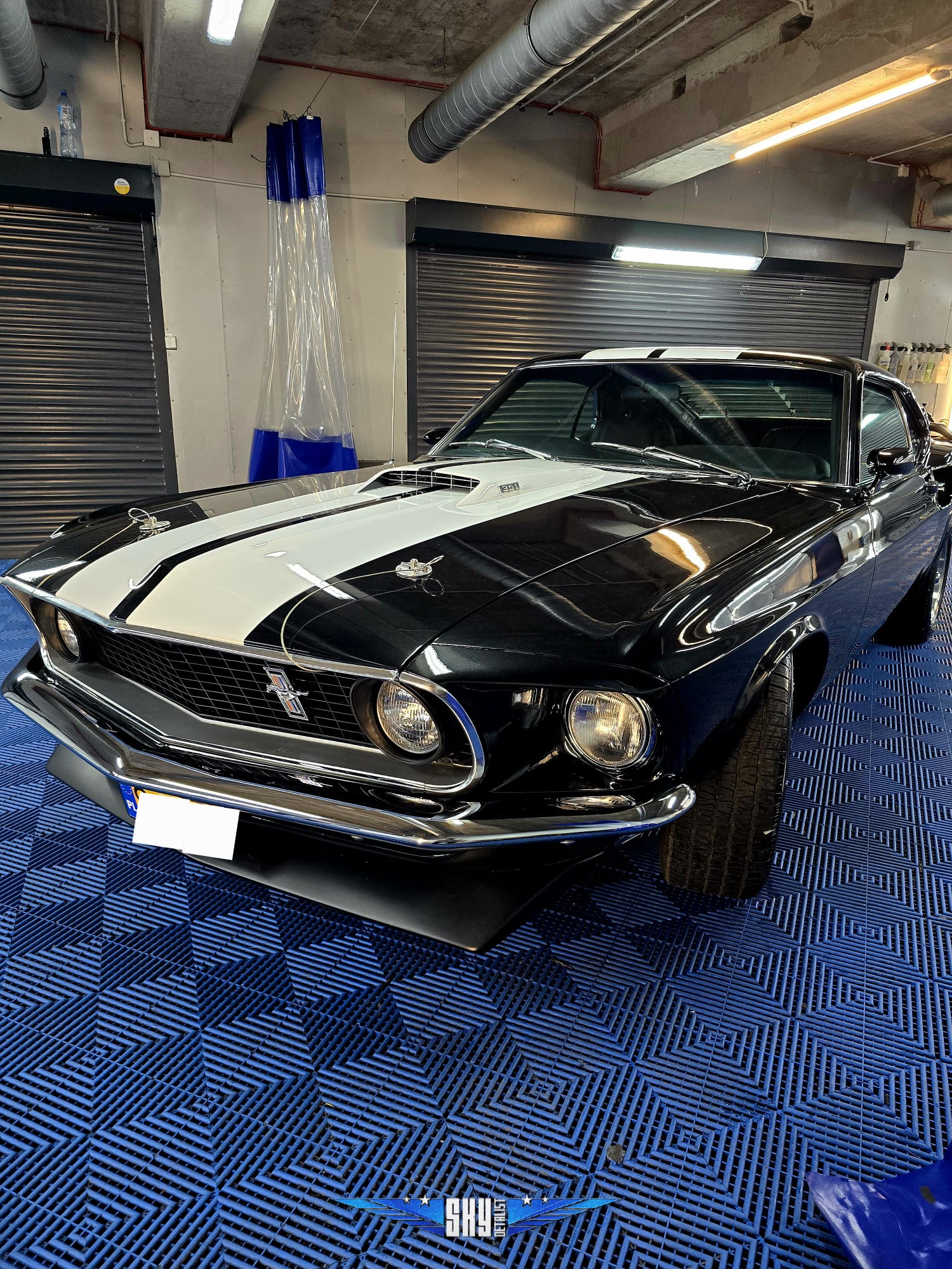 Ford Mustang i naklejanie białych pasów